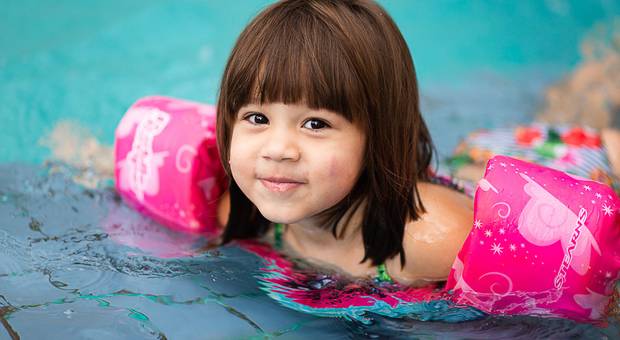 Sorrisos de criança de A dona da pool party