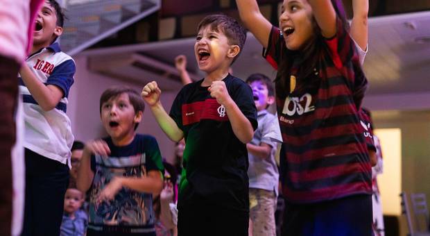 Sorrisos de criança de Hoje tem gol do Gabigol