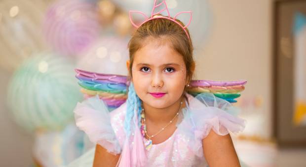Sorrisos de criança de Festa, patins, unicórnios e alegria