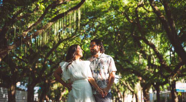 Casal de Finalizando o ano com sol