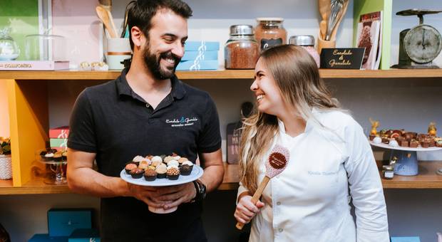 Corporativo de Branding l Enrolado e Granulado