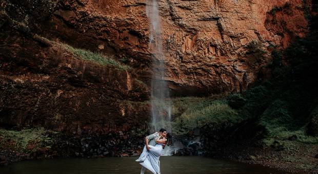 Pre-Wedding de Ensaio Incrível na Cachoeira