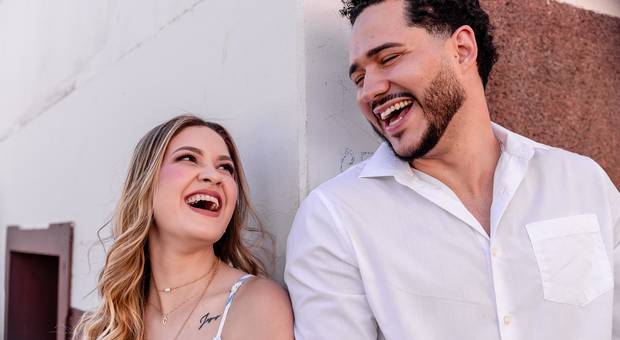 Verdades a dois (ensaio casal) de Laura & Gustavo — Entre risadas e abraços, em Sabará