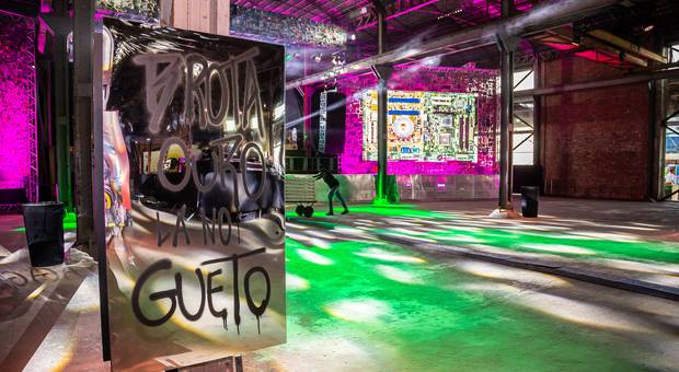 Workshop Paradinha Veg 1° edição de Back2Black Festival 2023 - Performance Grafite em Espelhos Artista: Panmela Castro 