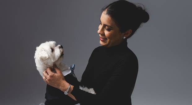 Gestante de Ensaio Gestante em Estúdio com a participação especial do pet, o mascote da família