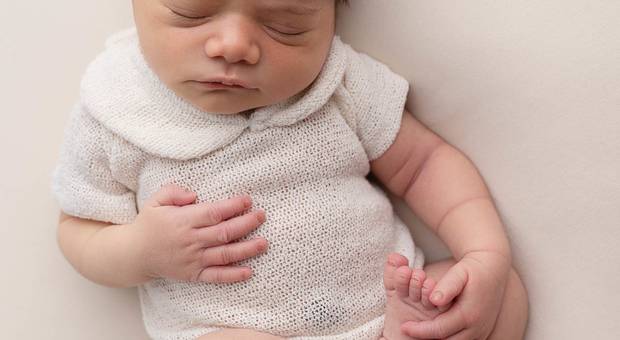 Newborn de Ensaio newborn - Momento mais puro eternizado com amor e segurança