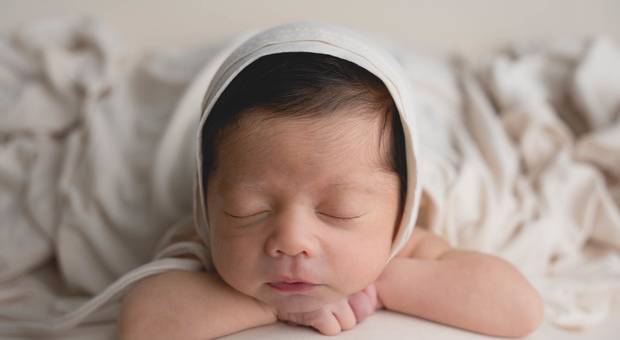 Newborn de Conheça a história desta família que superou dúvidas e fez um lindo ensaio newborn em ambiente seguro e controlado.