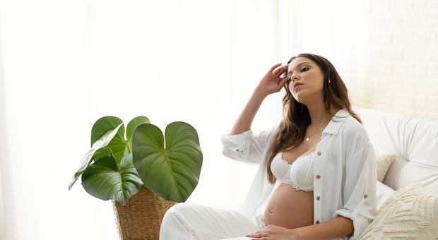 Gestante de Descubra por que registrar sua gravidez em um ensaio profissional é tão importante