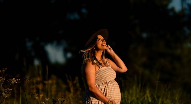 Ensaio Gestante de A iluminada espera da Catarina