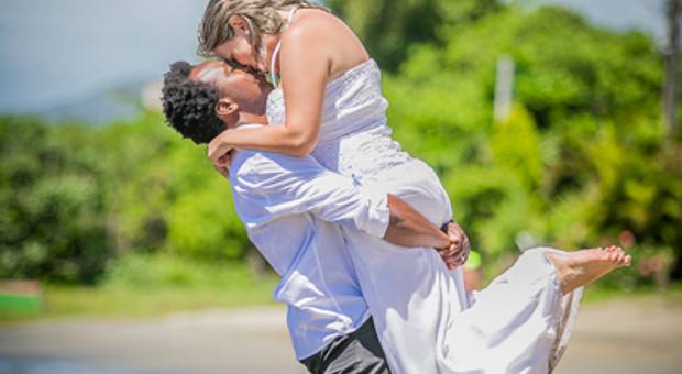 TRASH THE DRESS de Trash the dress em Guarda do Embaú SC – Renata & Tiago