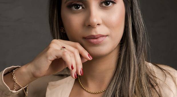 Ensaio corporativo de Caroline Oliveira, advogada