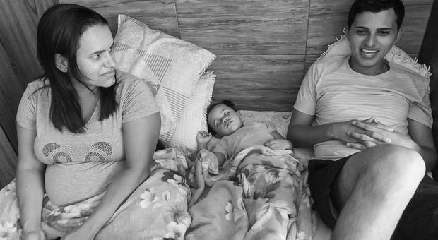 Gestante e família de Os Garcia e a espera por Sara - Ensaio documental de família