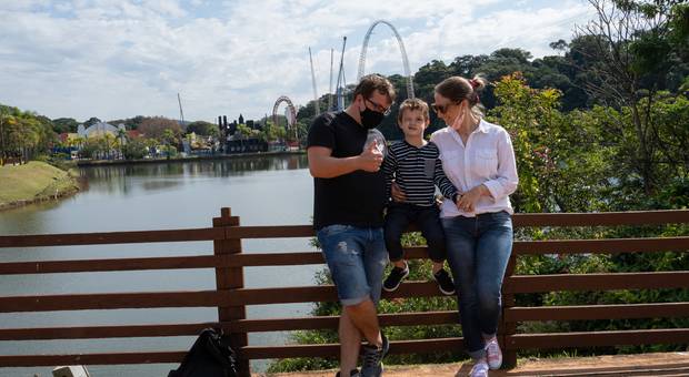 Gestante e família de Os Malheiros no Hopi Hari