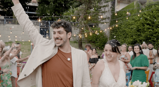 Casamentos de Casamento de Leda e Giovanni: A Festa de Carnaval que Se Transformou em Uma Celebração de Amor