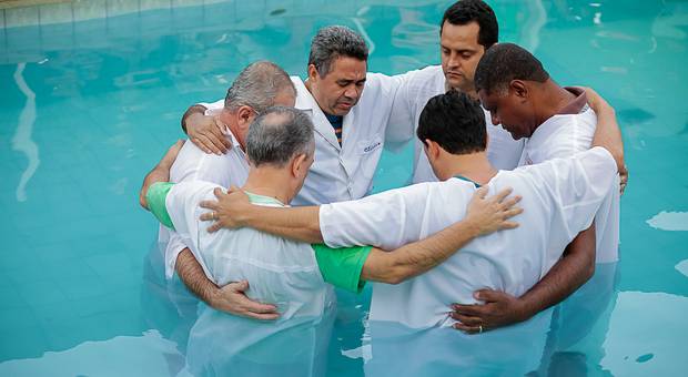 Fotos de Batismo Igreja Cristã Maranata Pólo de Ponte Nova 