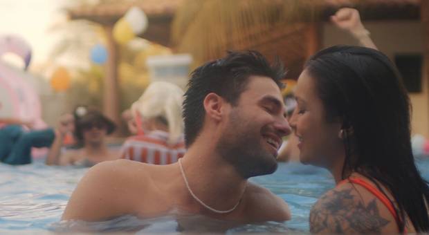 Videoclipes de Me Apaixonei - Grupo Sem B.O.