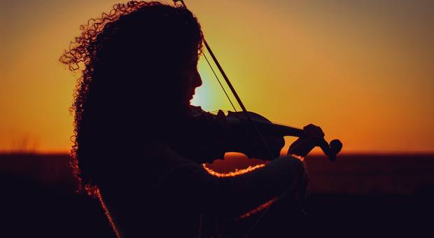 Ensaio Feminino de Violino no Pôr do Sol