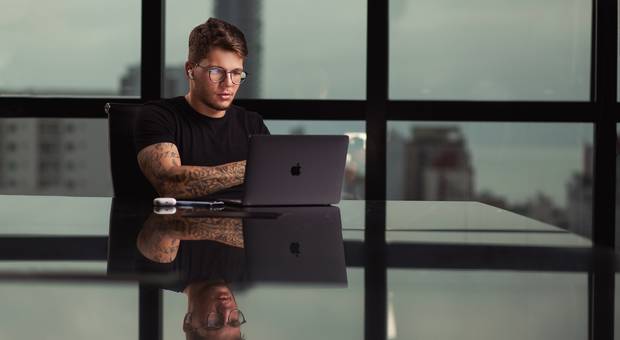 Retratos de Shooting corporativo Kaue Petry / Petry Imports