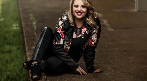 Feminino de Carla Turra