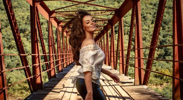 Feminino de Liane Spanholi