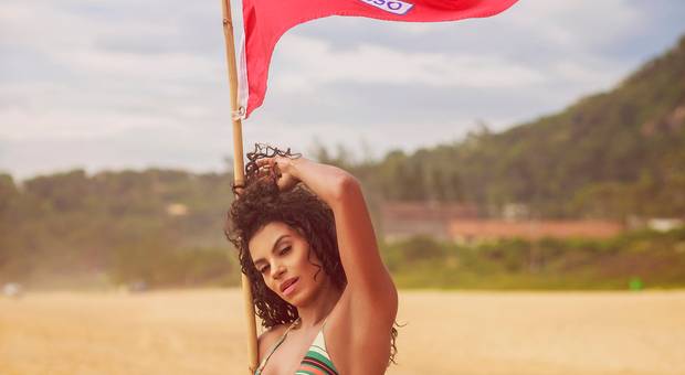 Feminino de Ensaio Day Nascimento on the beach