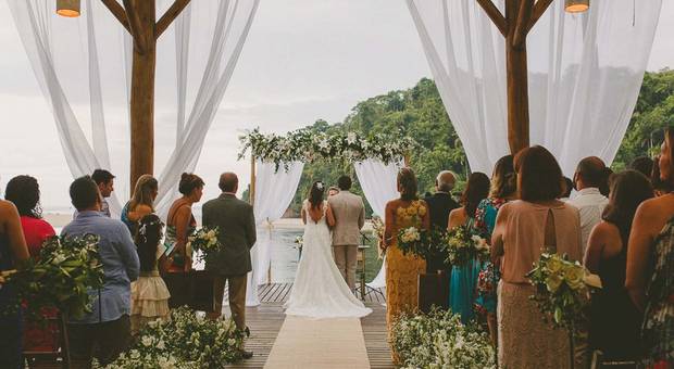 CASAMENTO de CASAMENTO NA PRAIA DE ITAMAMBUCA | LÍVIA & WILIAM