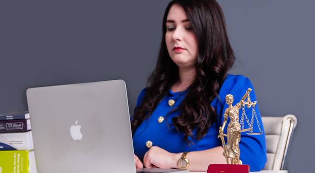 |PROFISSIONAL| de Ensaio Isis -  Advogada