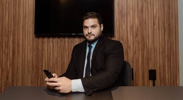 Retrato Profissional de Victor Cavalcanti - Advogado 