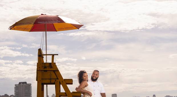 ENSAIO DE CASAL de ENSAIO PRE CASAMENTO NO MORRO DO ASA DELTA E NA PRAIA EM SANTOS - SP