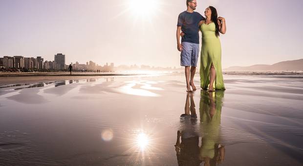 ENSAIO DE CASAL de ENSAIO PRE CASAMENTO NO MORRO DO ASA DELTA E NA PRAIA EM SANTOS - SP