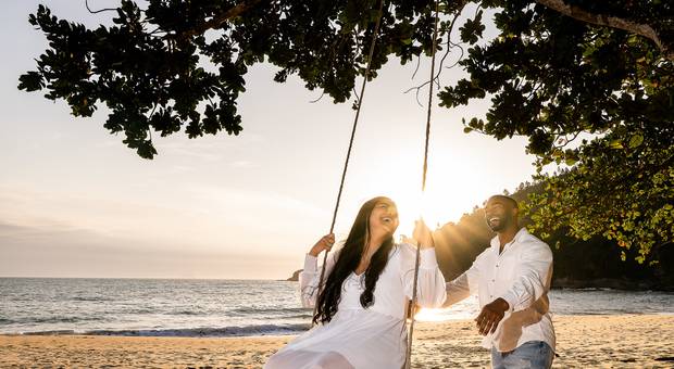 ENSAIO DE CASAL de ENSAIO DE CASAL NA PRAIA DO LITORAL NORTE - MARESIAS-SP