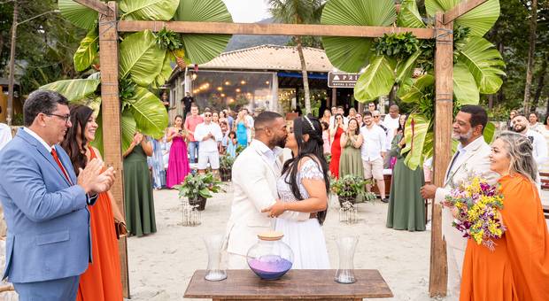 CASAMENTO de CASAMENTO PÉ NA AREIA NA PRAIA DO LITORAL NORTE -SP