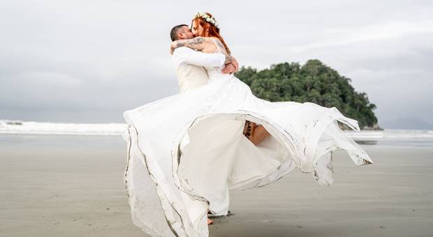 CASAMENTO de CASAMENTO NA PRAIA DE SANTOS-SP