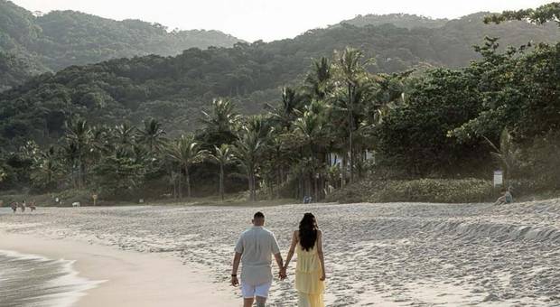 ENSAIO DE CASAL de ENSAIO PRÉ CASAMENTO NA PRAIA DE SÃO PEDRO - GUARUJÁ-SP