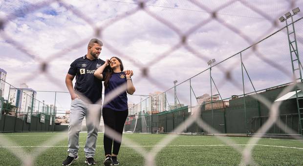 ENSAIO DE CASAL de ENSAIO DE CASAL COM O TEMA FUTEBOL EM PRAIA GRANDE