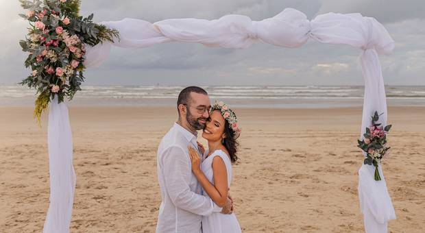 Casamentos de Lorene + Rafael - Elopement na Praia de Atalaia