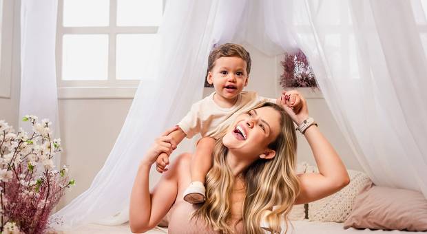 Estúdio de Ensaio Fotográfico de Dia Das Mães 2025 em Estúdio em João Monlevade, MG - Bárbara e Cadu
