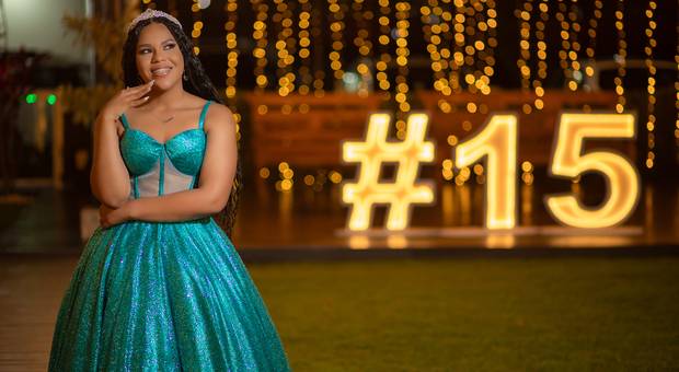 Debutante de Festa de 15 anos da Ágatha 