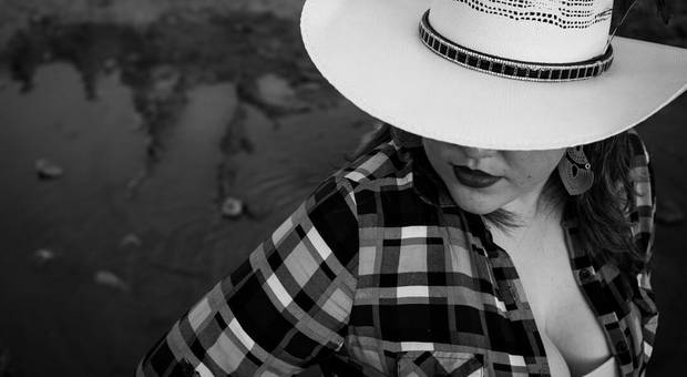 RETRATO FEMININO de MILENE LISBOA