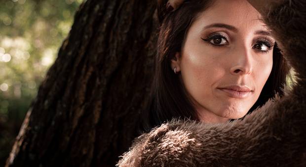 RETRATO FEMININO de ALINE FREITAS