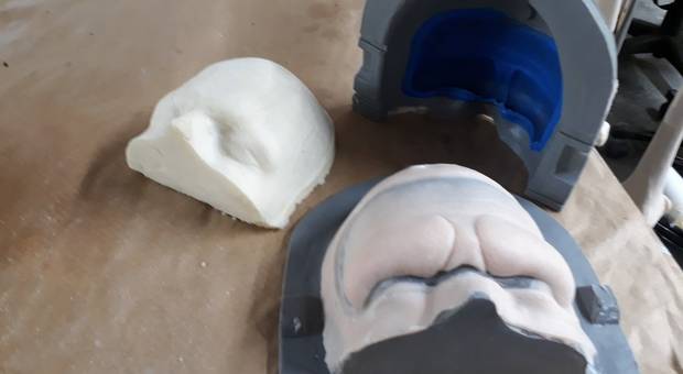 Publicidade de Prótese de Neandertal para o T3ddy