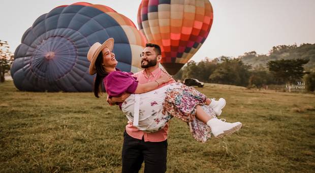 voo de balão de ar quente de Jonissa e Luiz