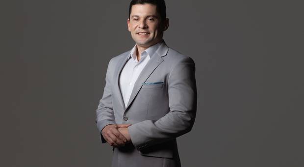 Corporativo e Institucional  de Victor Fernandes