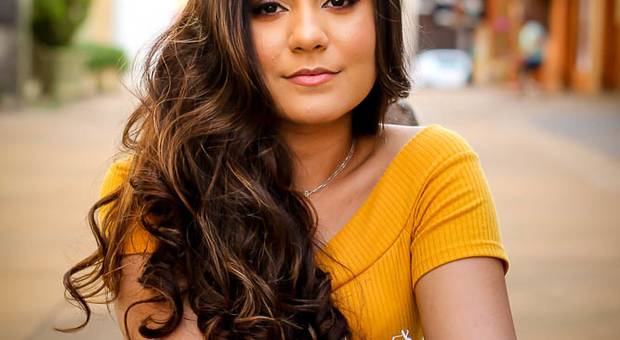 ENSAIO FEMININO de DÉBORA 18 ANOS