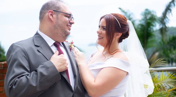 Casamento de Amor Inesquecível à Beira-Mar: O Casamento de Jessica e Fabrício em São Vicente