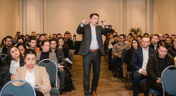 Evento Corporativo de Vendas com PNL - Rafael Granella