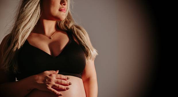 GESTANTE de Ensaio Gestante em Estúdio – Nathalia - Clean, Atemporal e Cheio de Significado