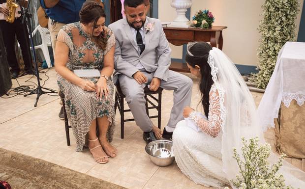 Ritual do Lava-pés no casamento: Como fazer e o que significa