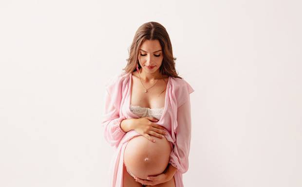 A Beleza da Simplicidade: Como Planear uma Sessão de Grávida Intemporal
