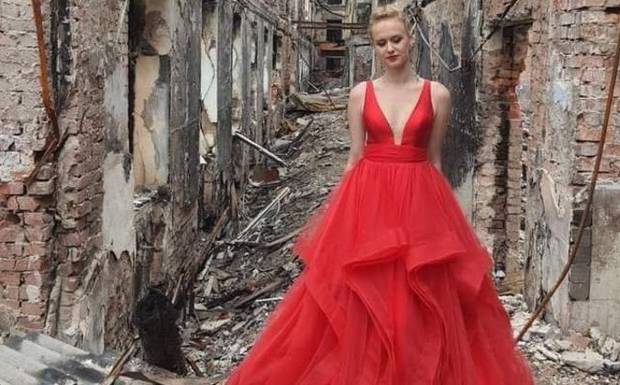 Alunos fazem baile de formatura em meio aos escombros de escola destruída pelos russos